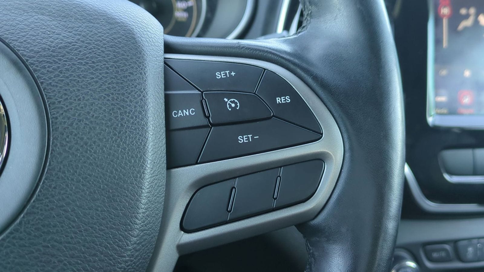 Thumbnail: 2020 Jeep Cherokee - 27