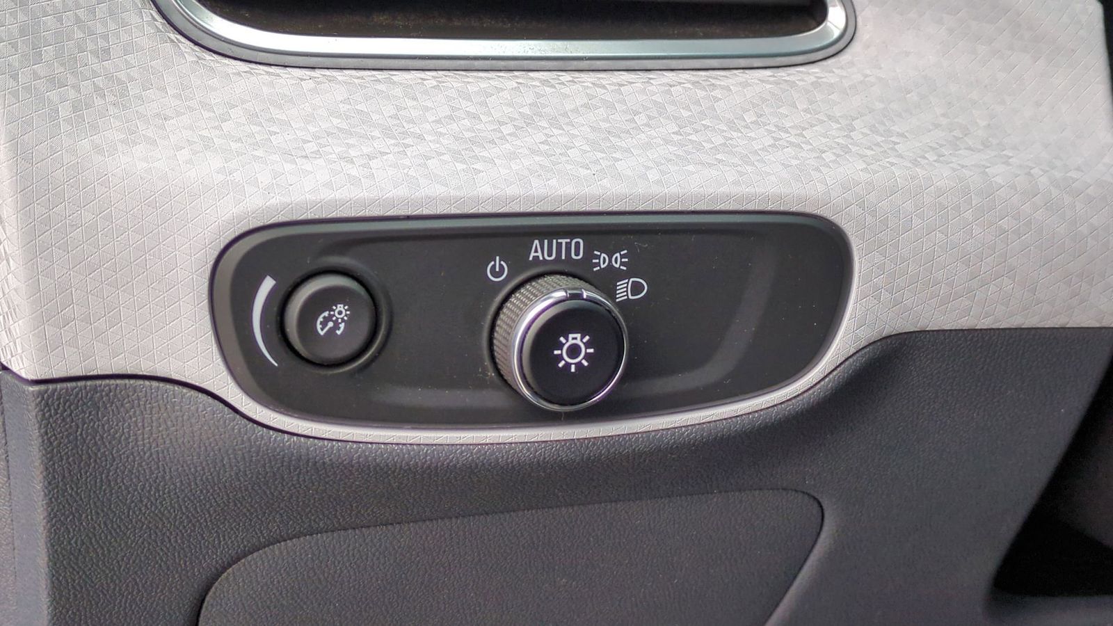 Thumbnail: 2019 Chevrolet Bolt EV - 18