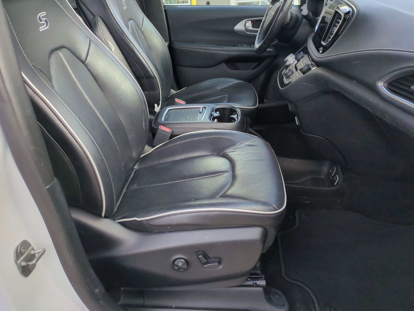 Thumbnail: 2019 Chrysler Pacifica - 32