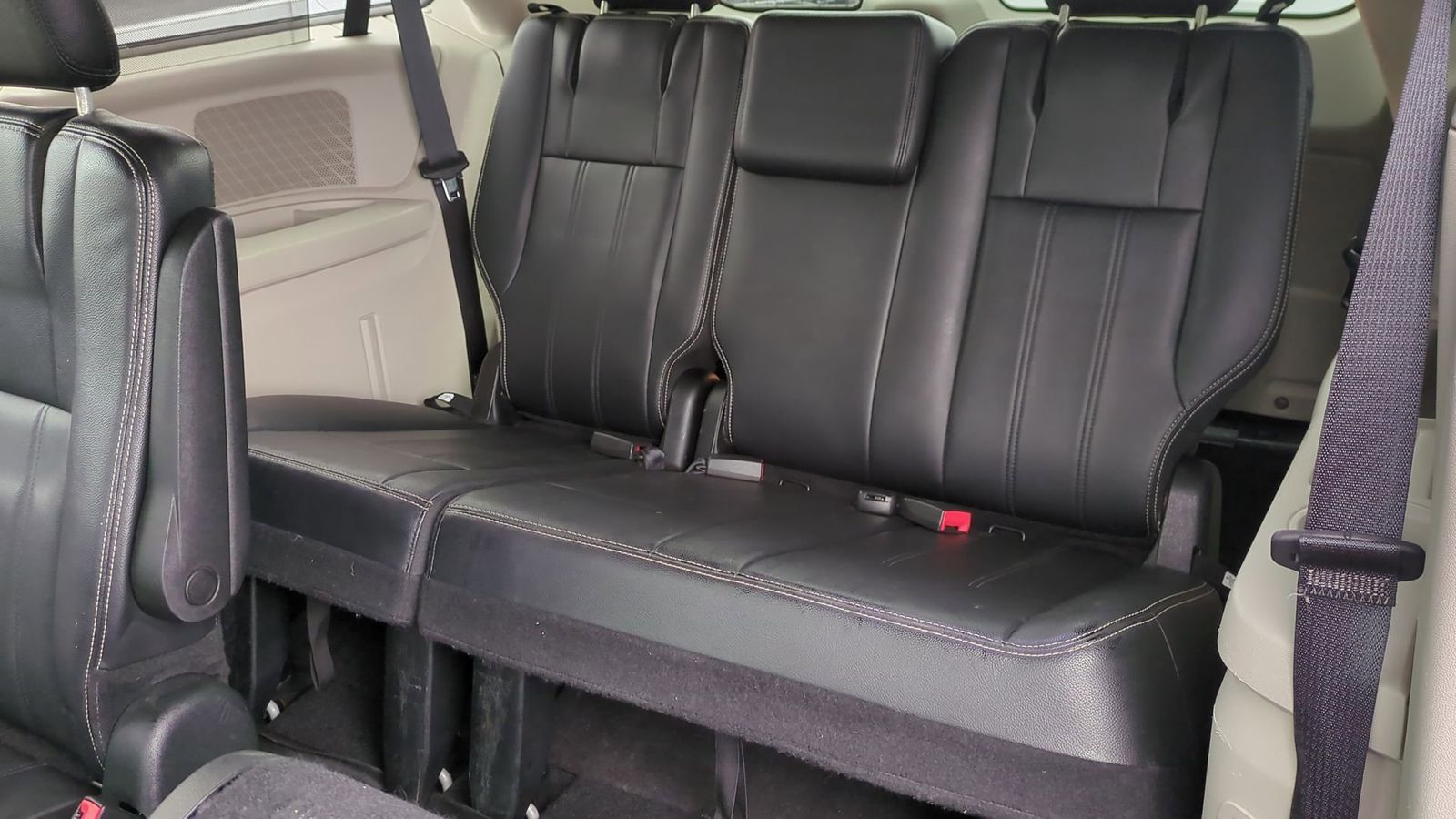 Thumbnail: 2014 Chrysler Town & Country - 23