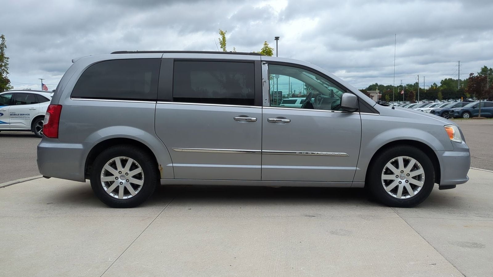 Thumbnail: 2014 Chrysler Town & Country - 9