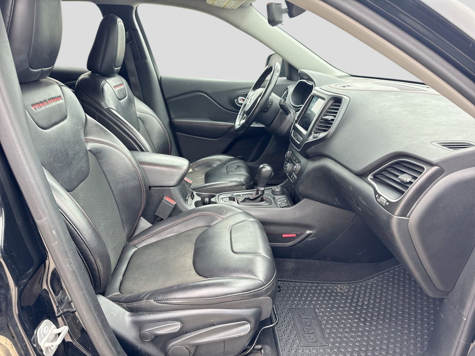 Thumbnail: 2019 Jeep Cherokee - 24