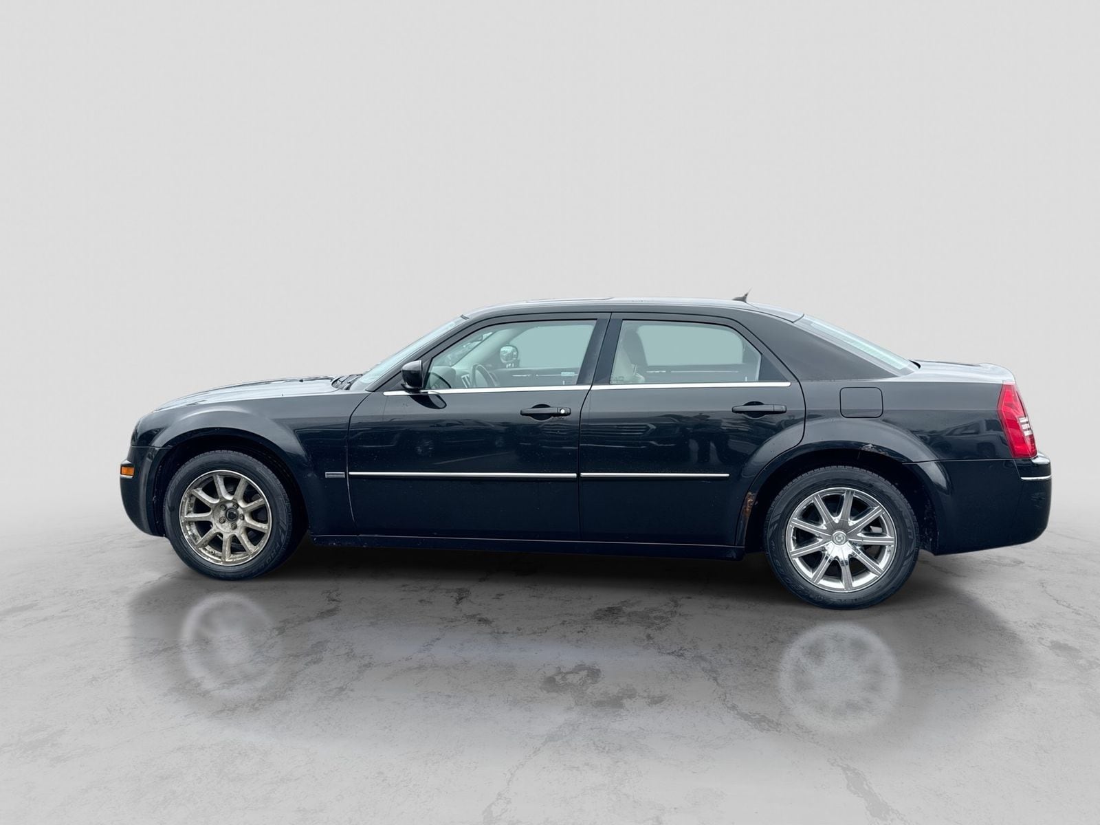 Used 2008 Chrysler 300 Touring with VIN 2C3LA53G88H305743 for sale in Washington, MI