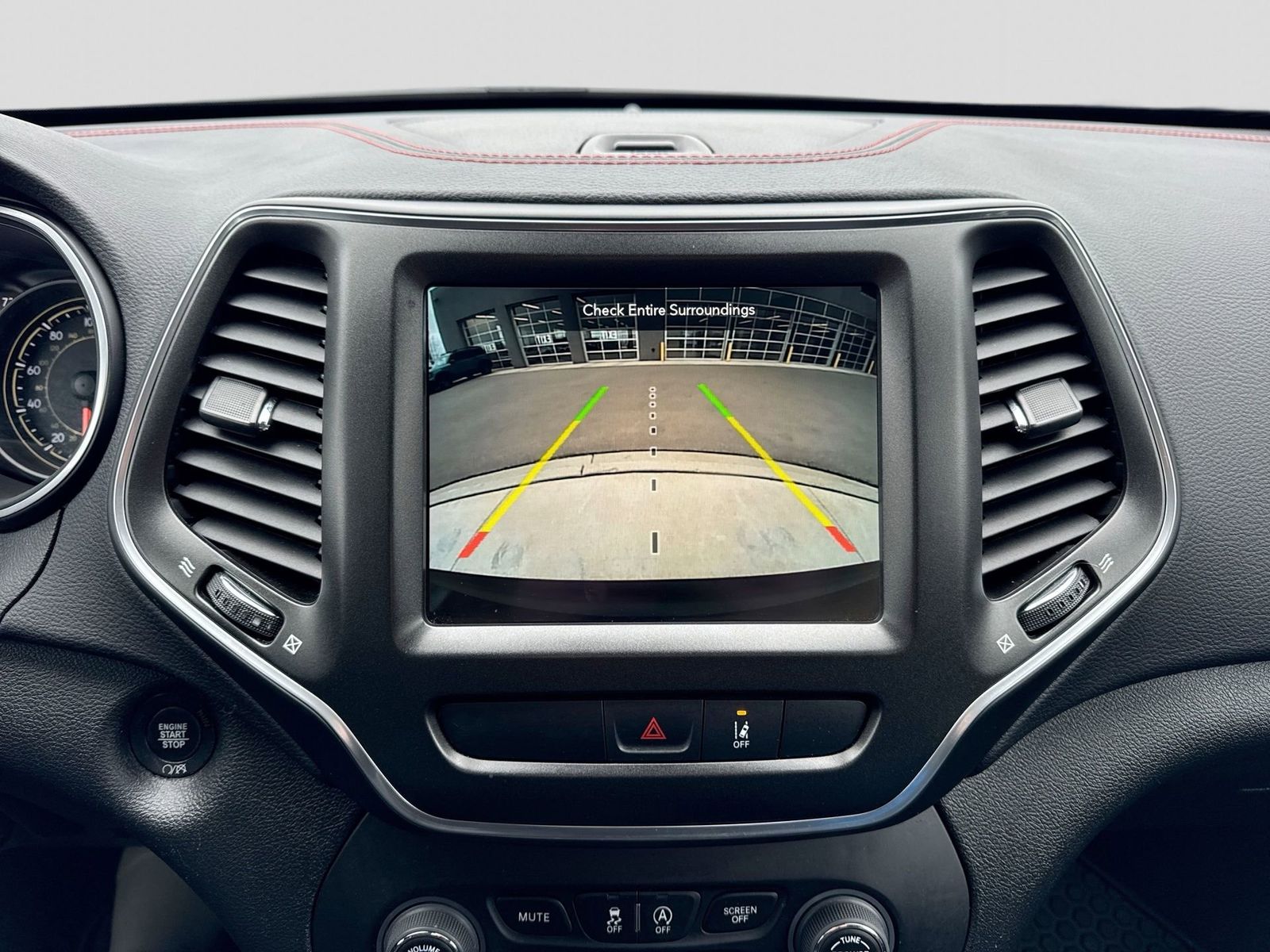 Thumbnail: 2022 Jeep Cherokee - 31