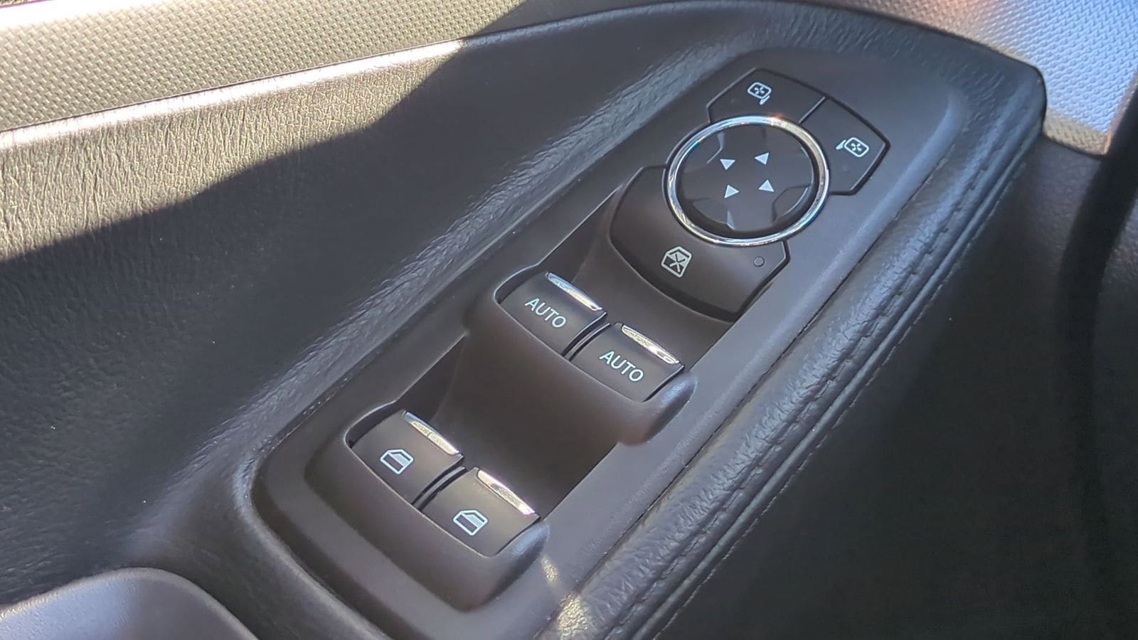 Thumbnail: 2015 Ford Explorer - 25
