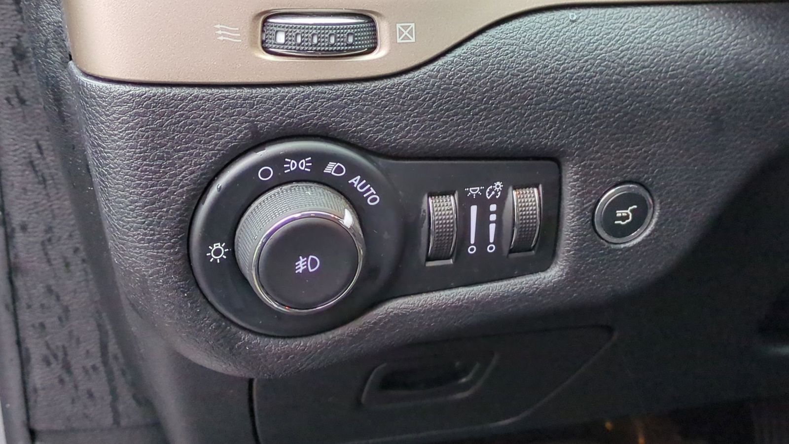 Thumbnail: 2016 Jeep Cherokee - 18