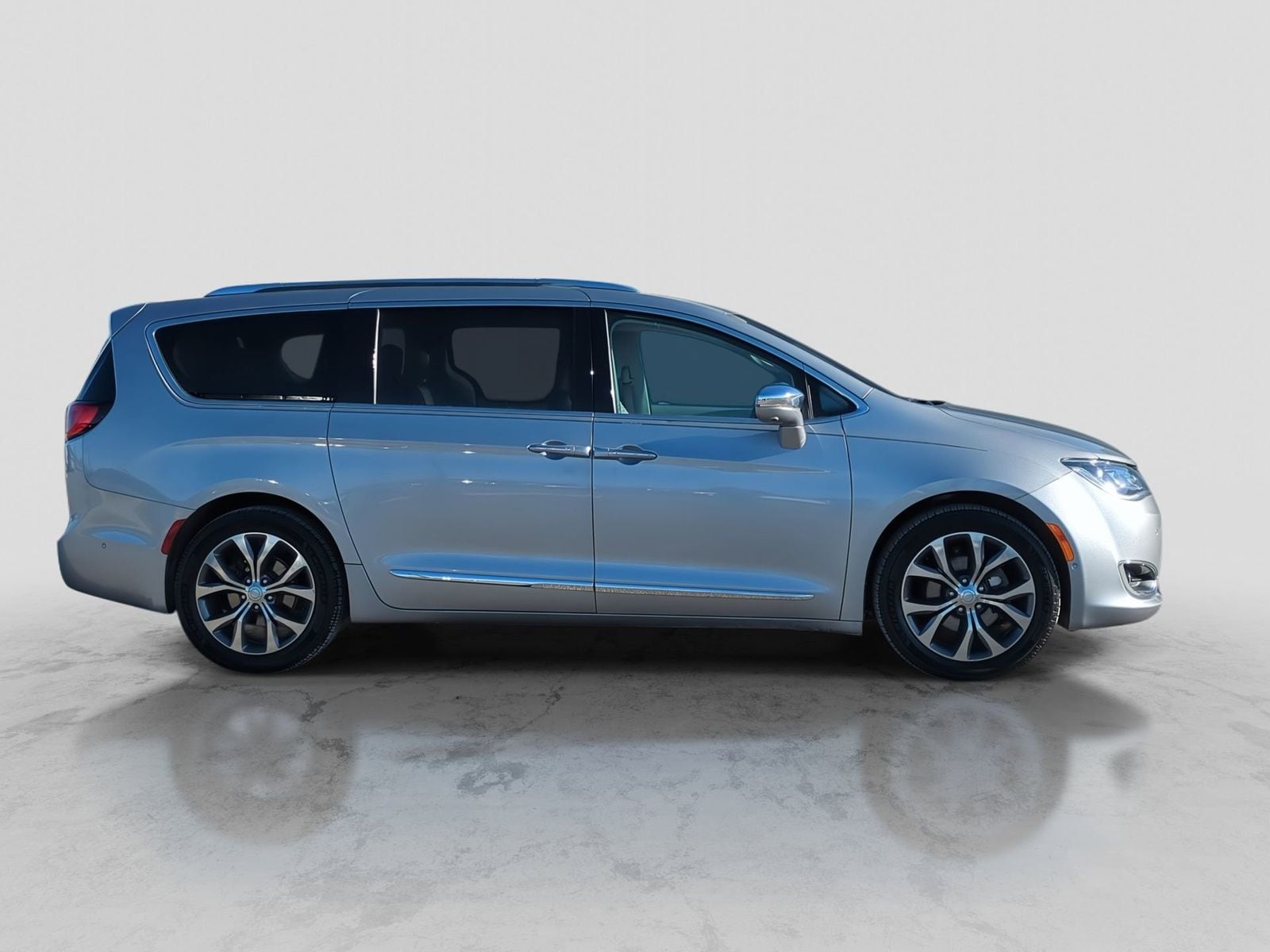 Thumbnail: 2017 Chrysler Pacifica - 9