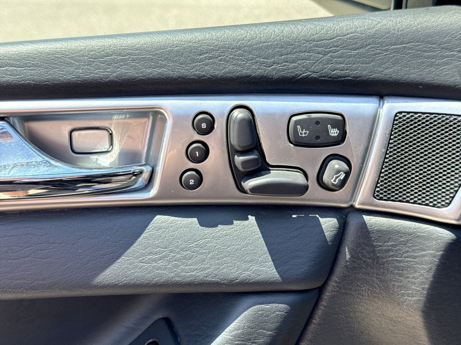 Thumbnail: 2005 Chrysler Pacifica - 16