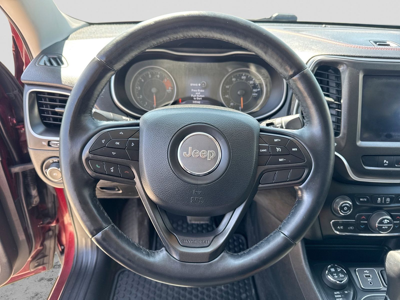 Thumbnail: 2019 Jeep Cherokee - 27