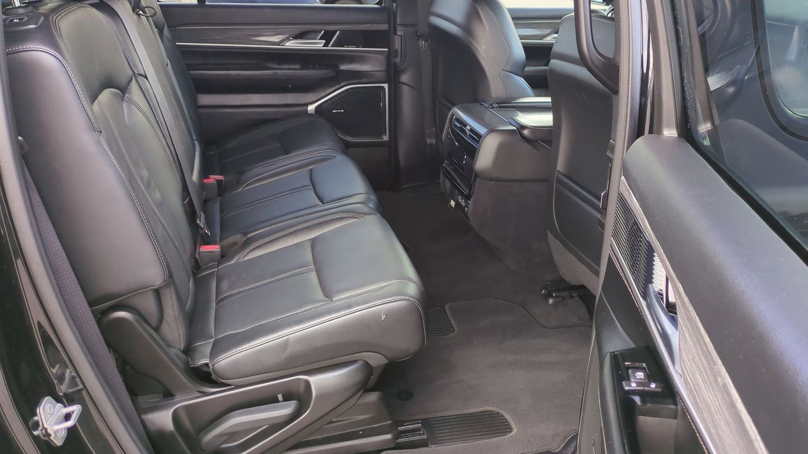 Thumbnail: 2023 Jeep Wagoneer - 19