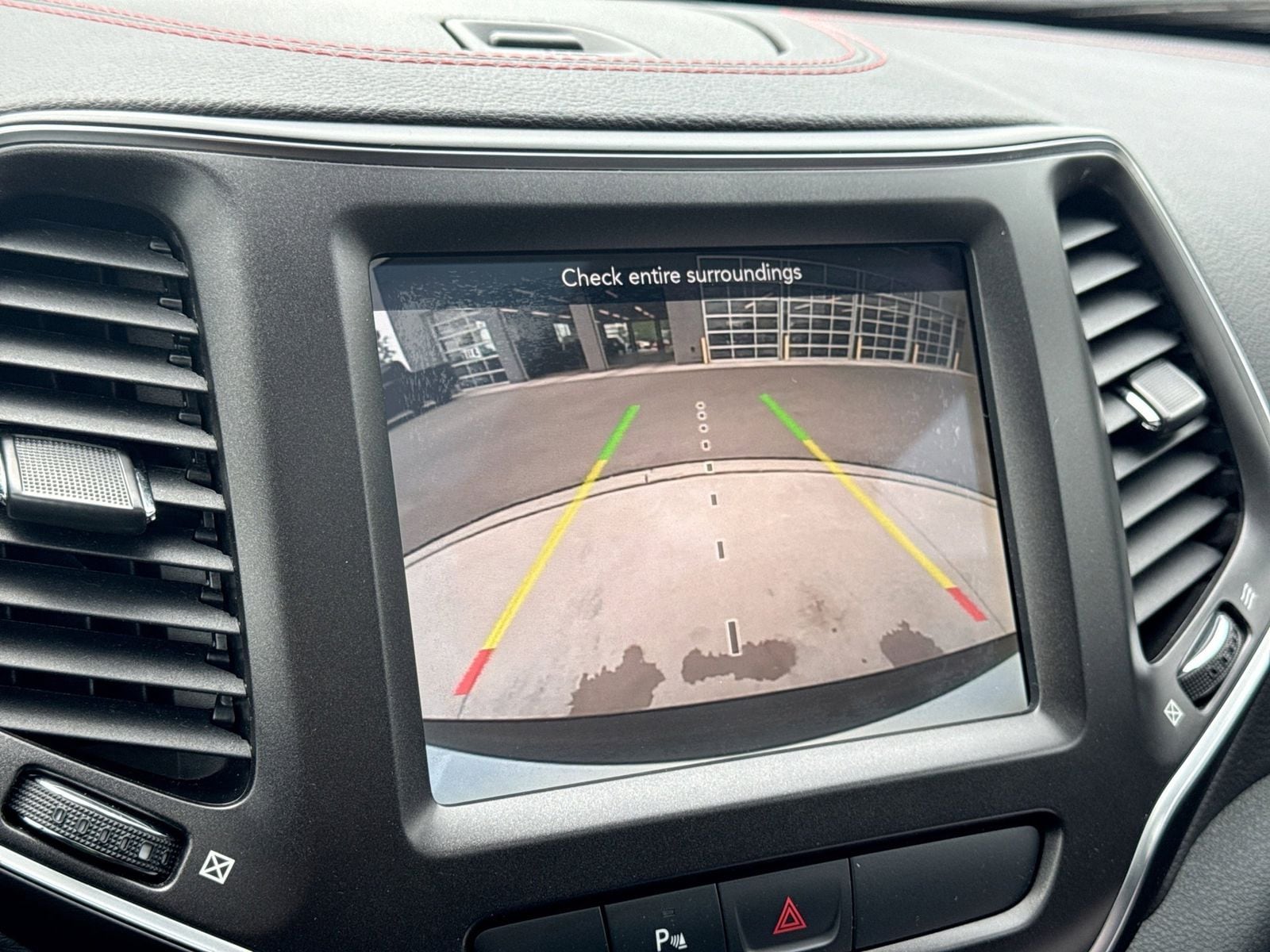Thumbnail: 2019 Jeep Cherokee - 33