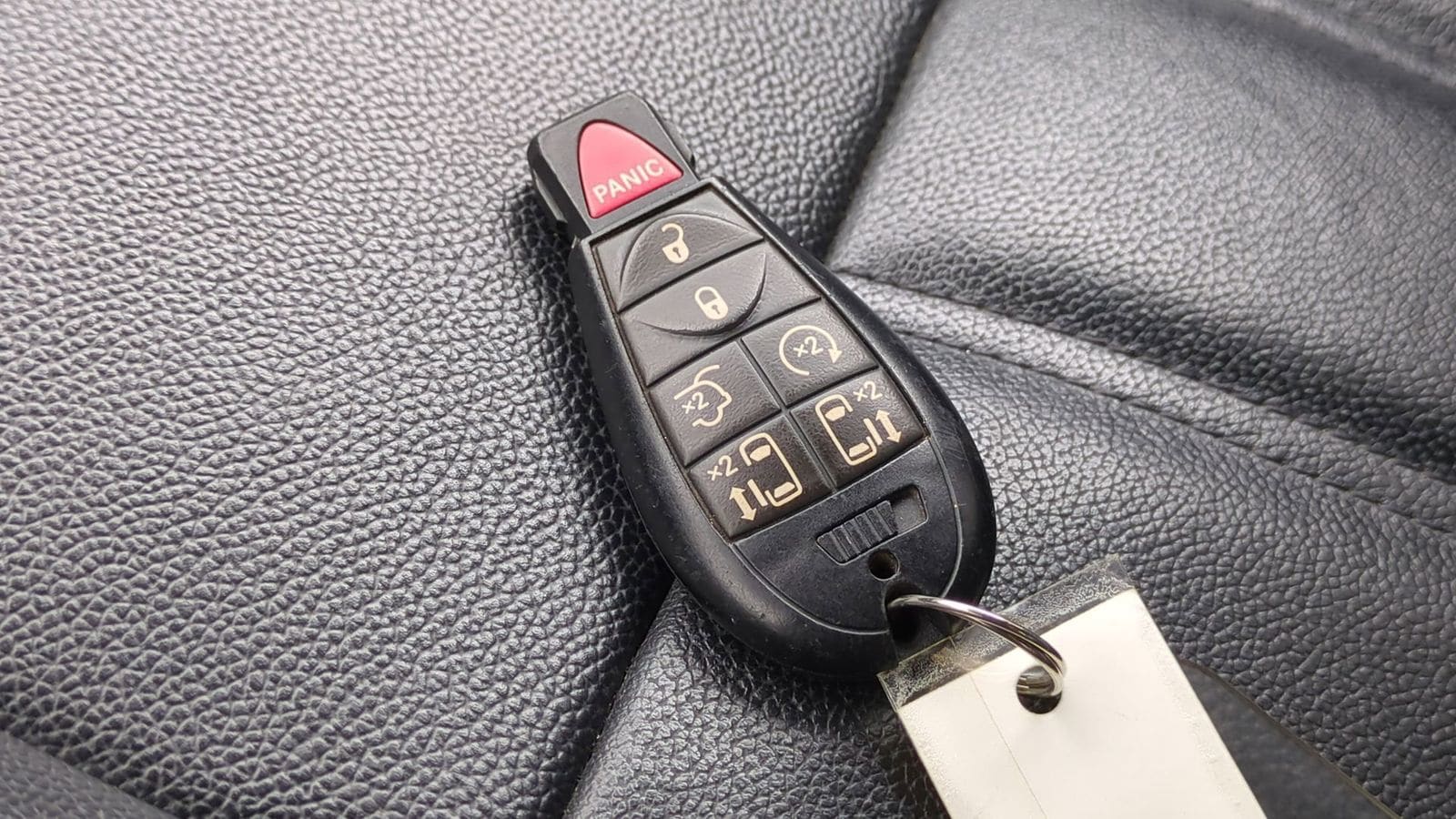 Thumbnail: 2014 Chrysler Town & Country - 38