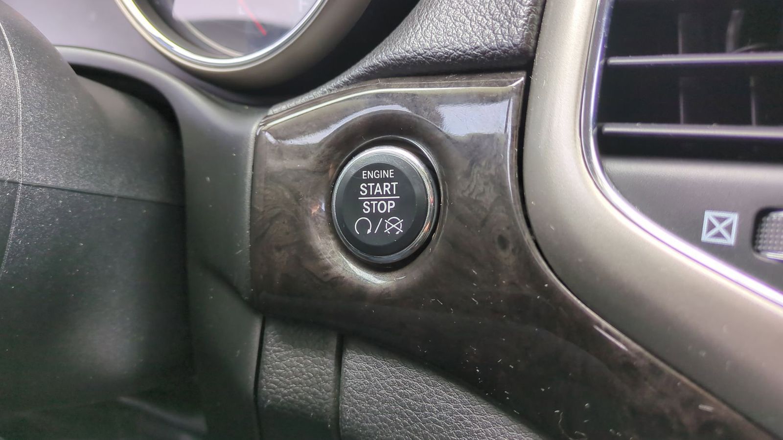 2013 Jeep Grand Cherokee Laredo 25