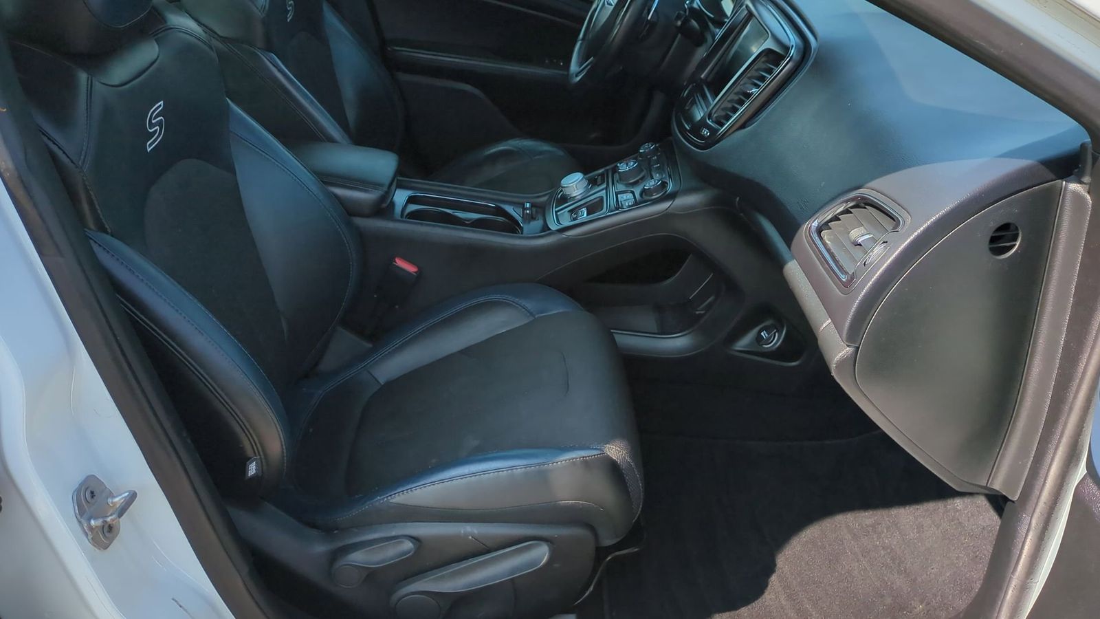 Thumbnail: 2015 Chrysler 200 - 19
