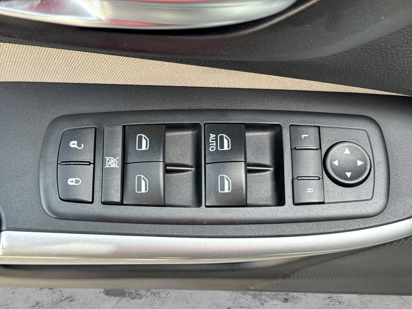 Thumbnail: 2017 Jeep Cherokee - 19