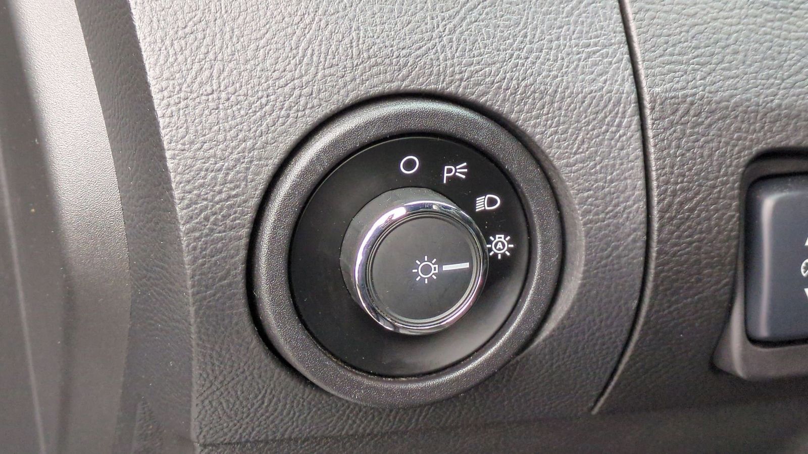 Thumbnail: 2014 Ford Taurus - 17