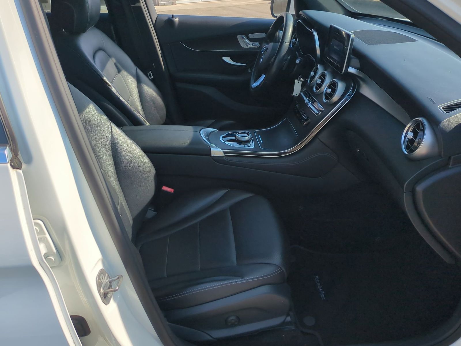 Thumbnail: 2017 Mercedes-Benz GLC - 25