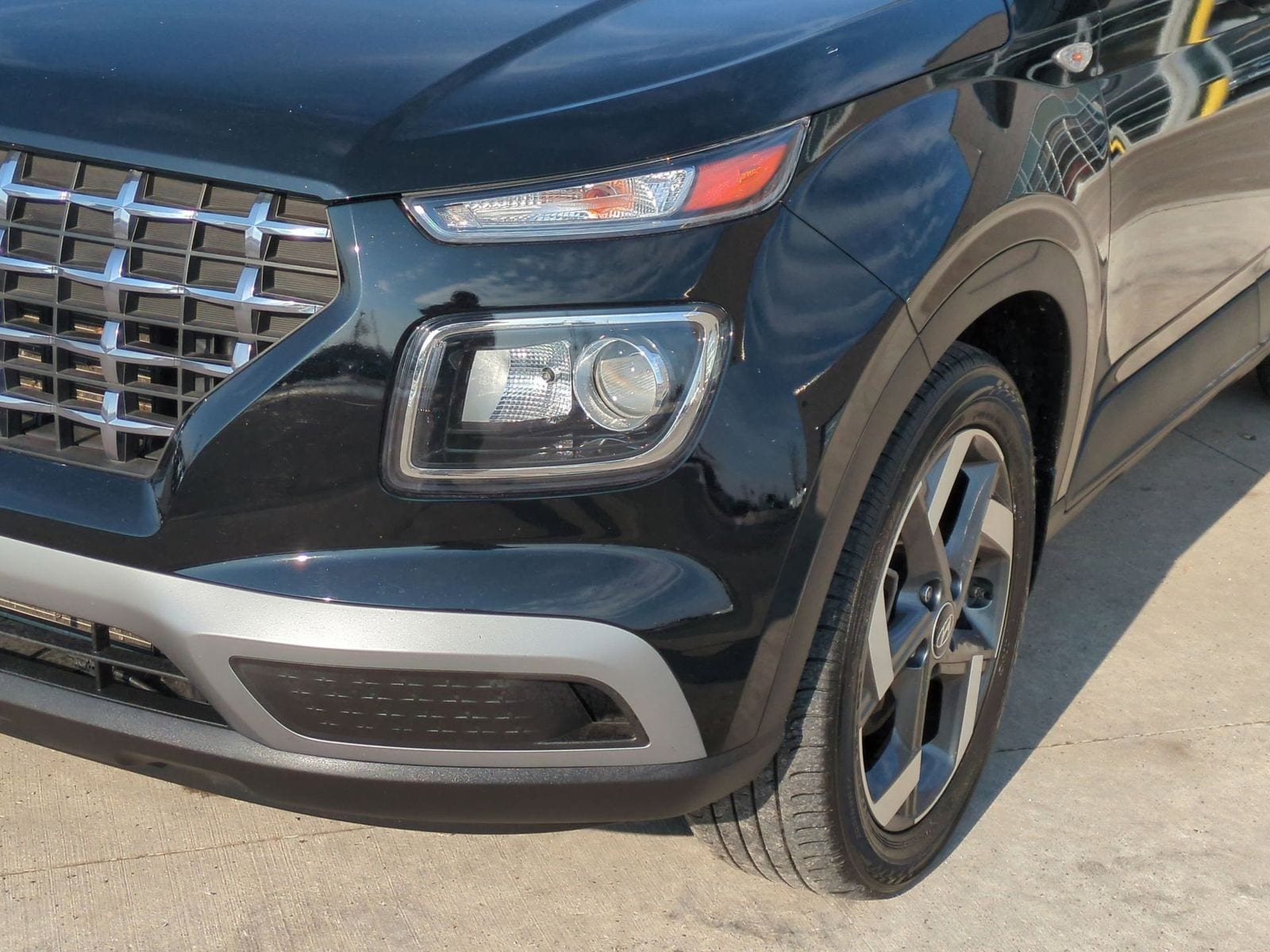 Thumbnail: 2023 Hyundai Venue - 13