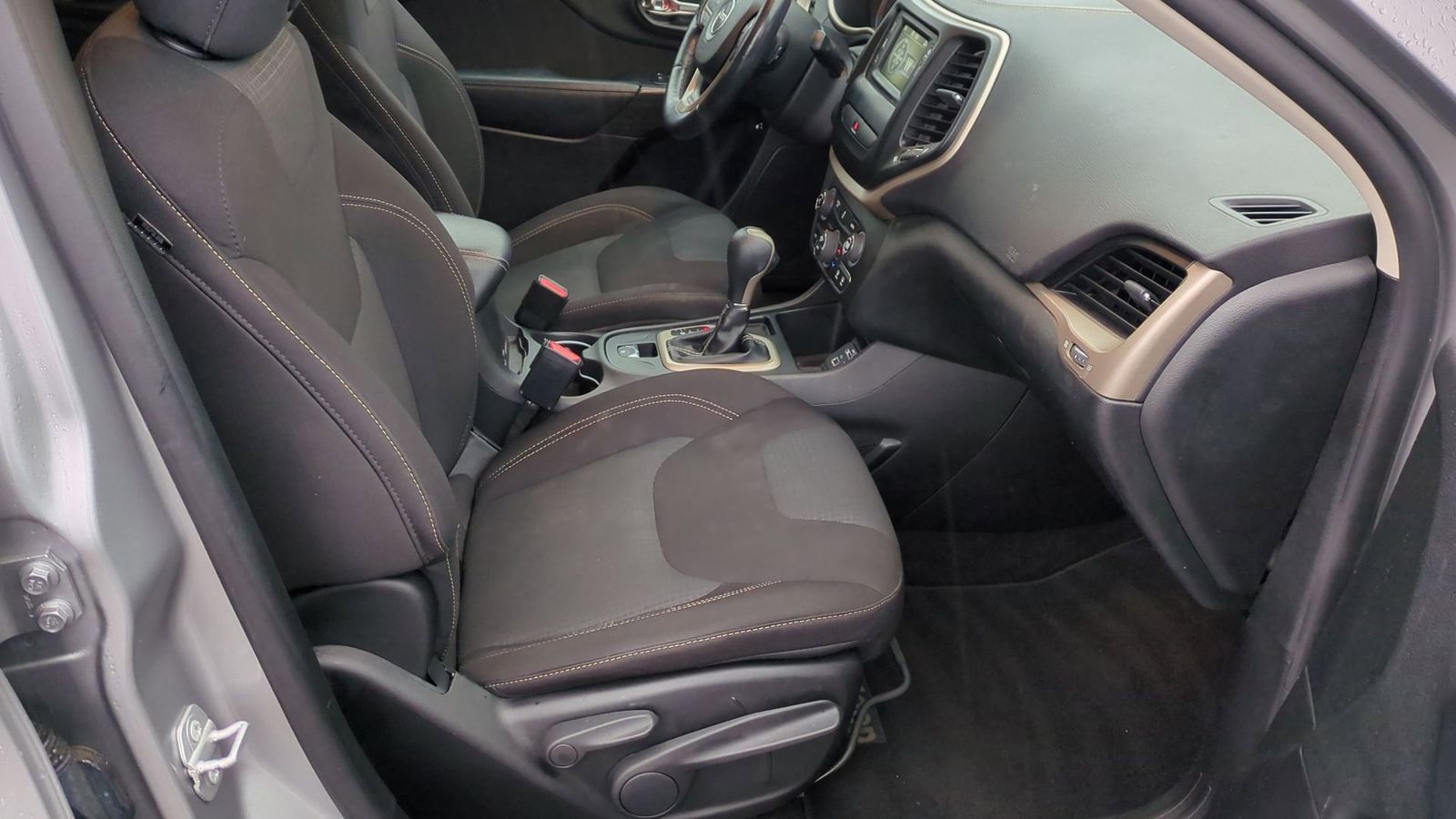 Thumbnail: 2016 Jeep Cherokee - 23