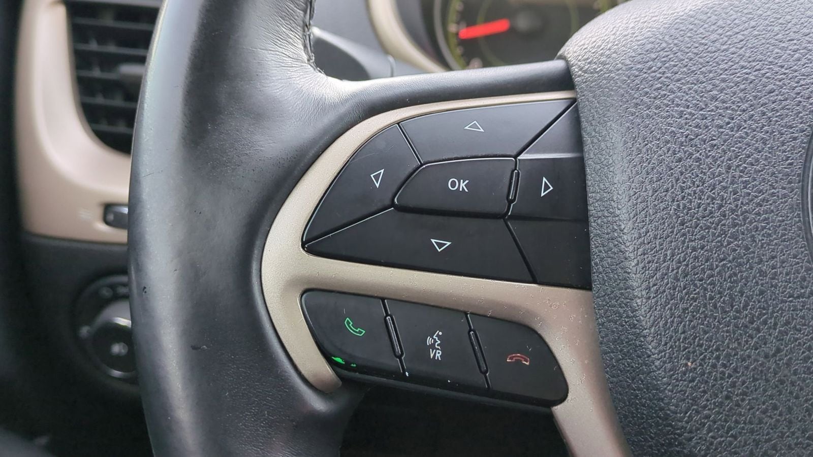 Thumbnail: 2018 Jeep Cherokee - 29