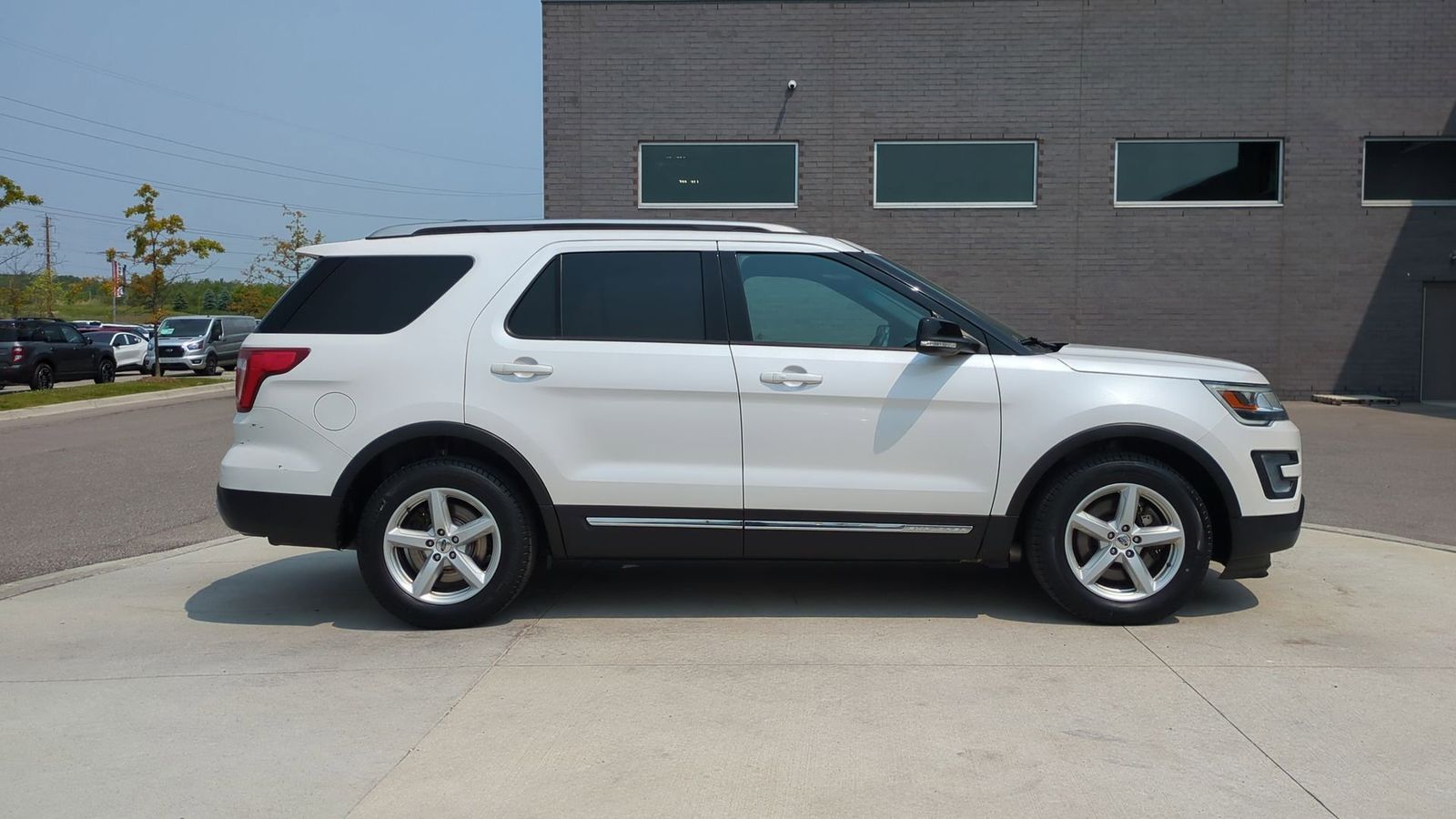 Thumbnail: 2016 Ford Explorer - 7