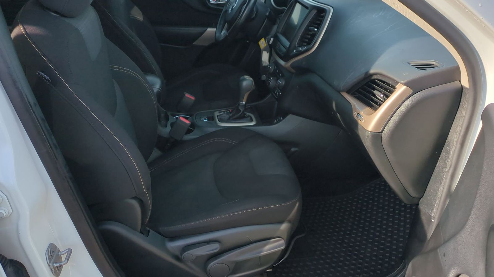 Thumbnail: 2018 Jeep Cherokee - 27