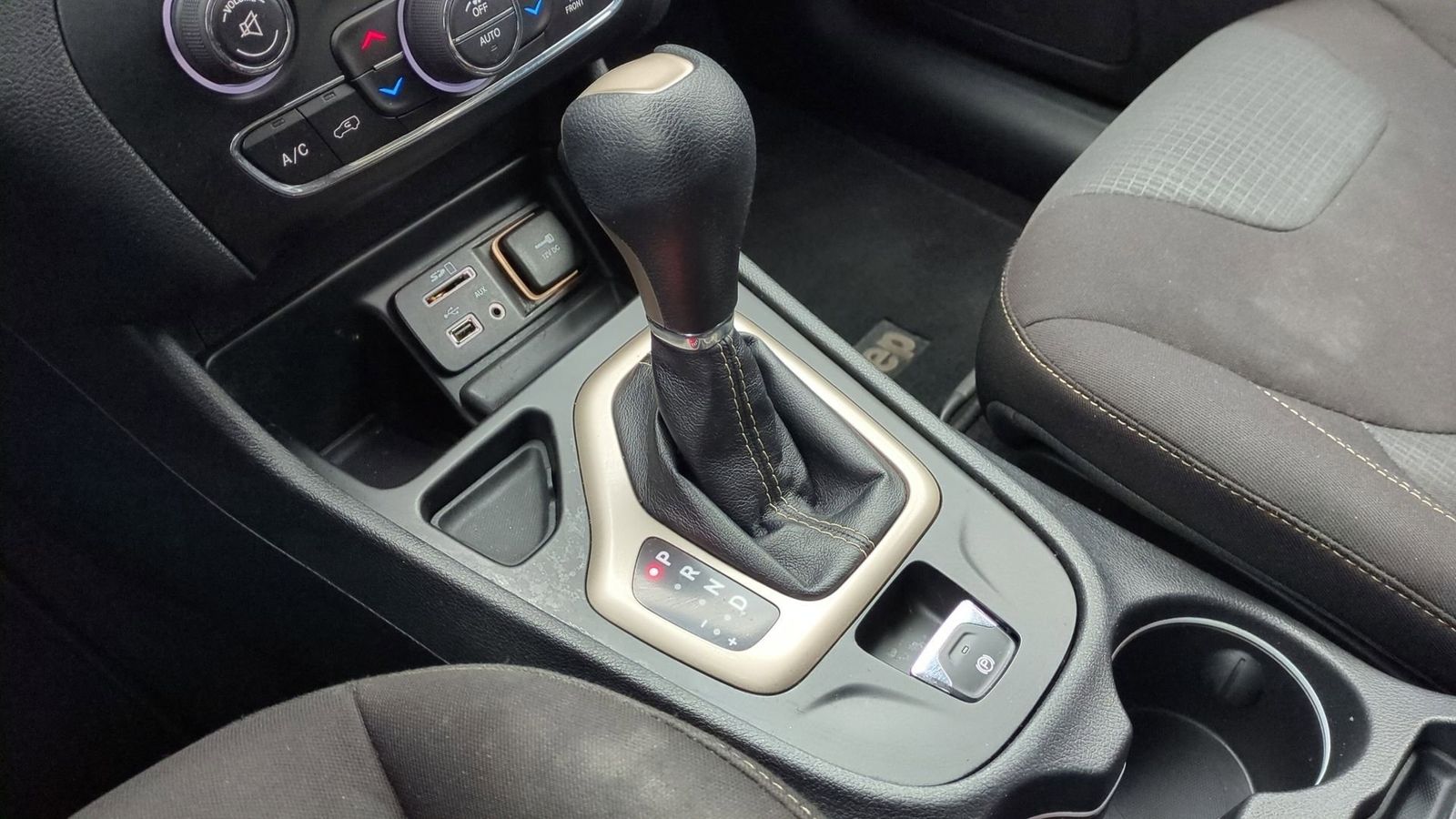 Thumbnail: 2016 Jeep Cherokee - 36