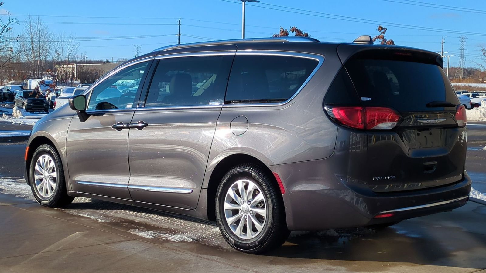 Thumbnail: 2018 Chrysler Pacifica - 3
