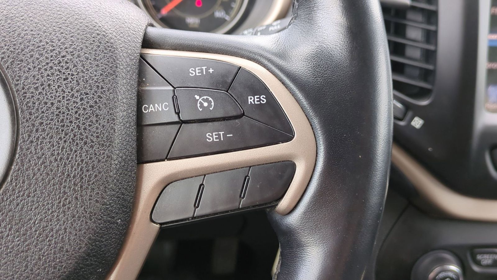 Thumbnail: 2015 Jeep Cherokee - 24