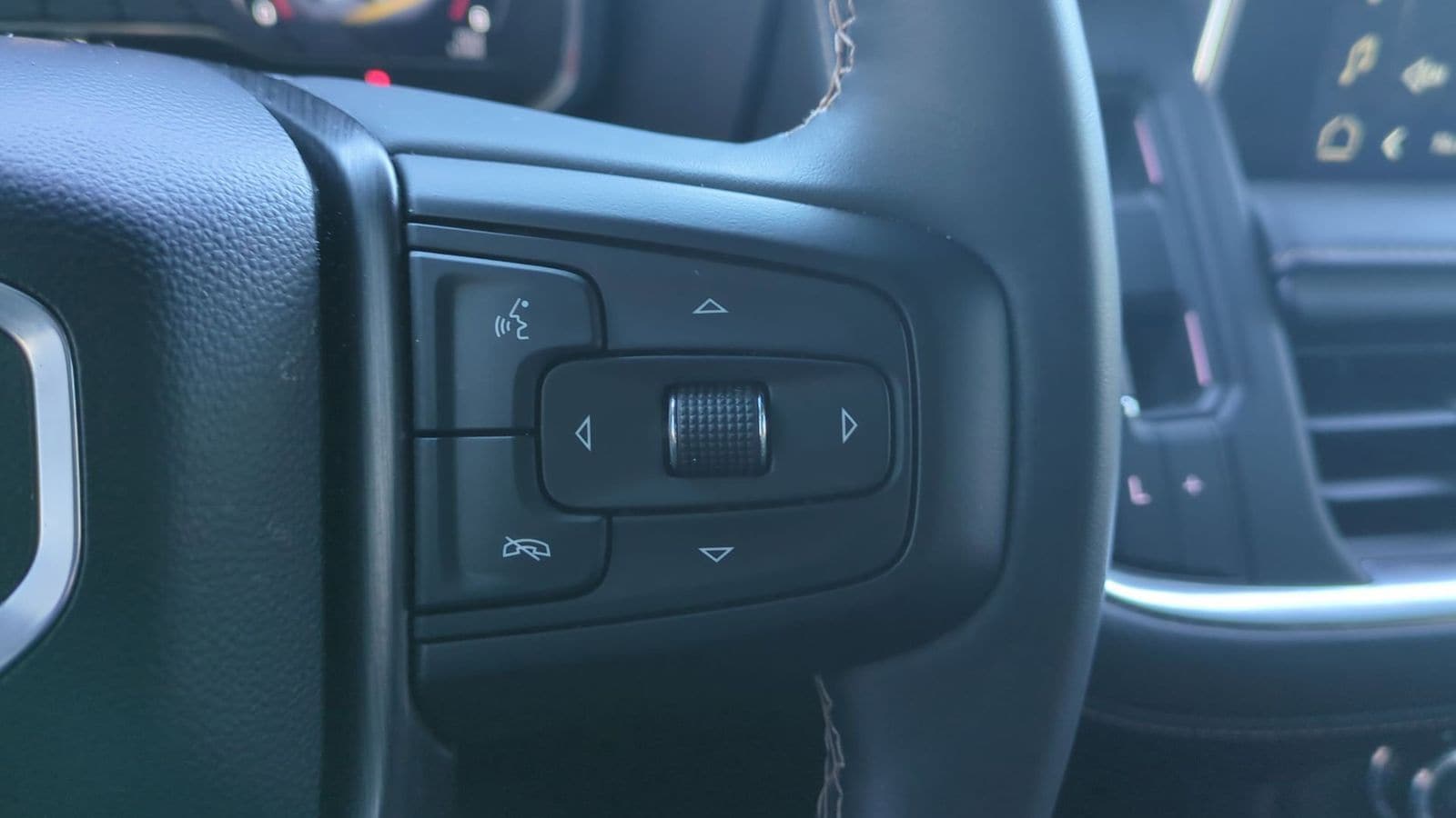 Thumbnail: 2023 GMC Yukon XL - 17