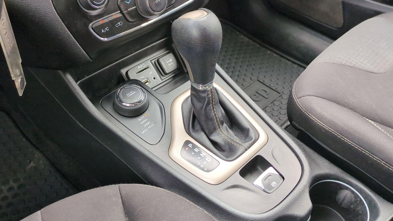 Thumbnail: 2015 Jeep Cherokee - 31