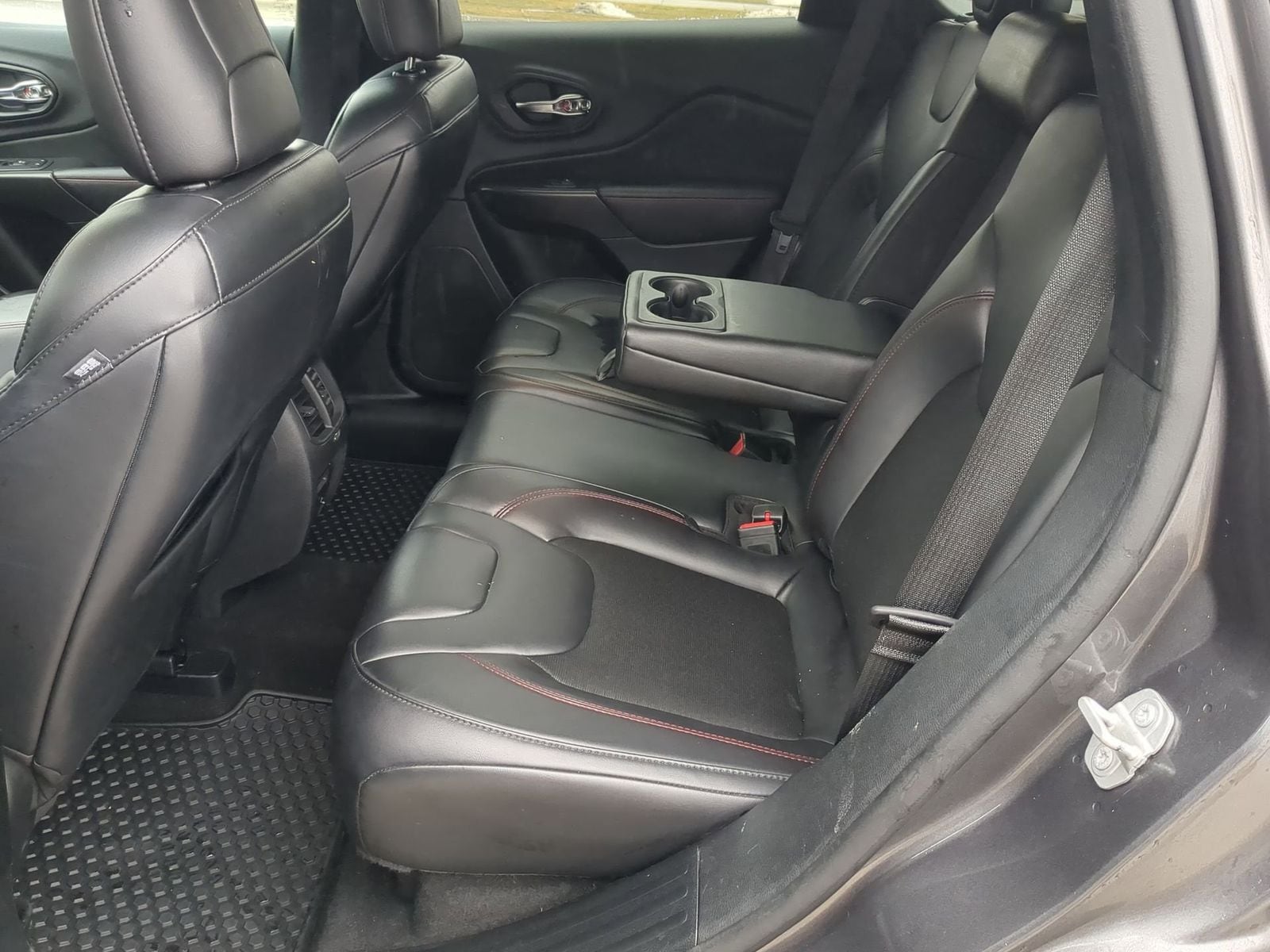 Thumbnail: 2020 Jeep Cherokee - 22