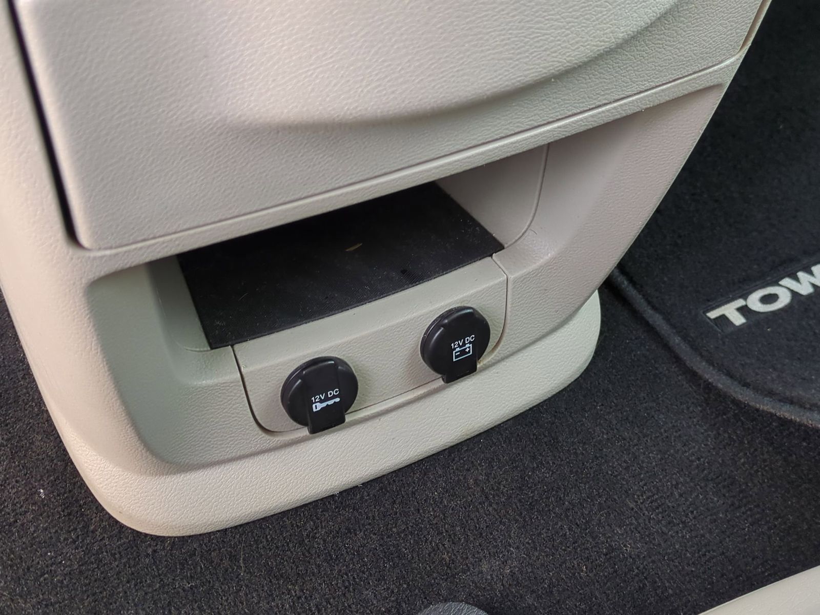 Thumbnail: 2012 Chrysler Town & Country - 35