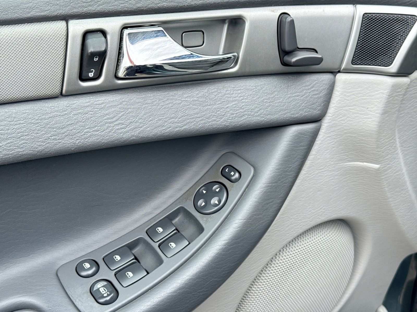 Thumbnail: 2007 Chrysler Pacifica - 17