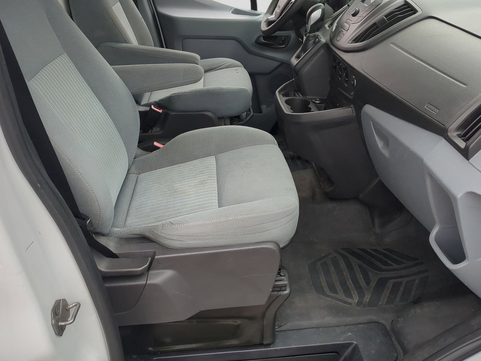 Thumbnail: 2015 Ford Transit Series - 19