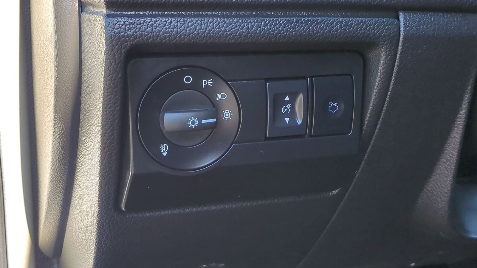 Thumbnail: 2012 Ford Fusion - 17
