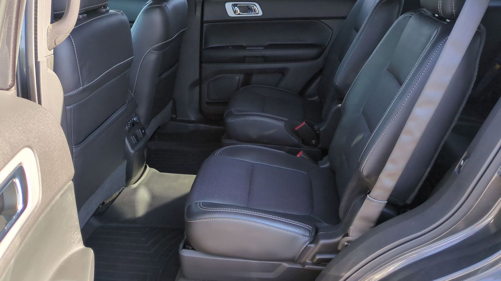 Thumbnail: 2015 Ford Explorer - 20