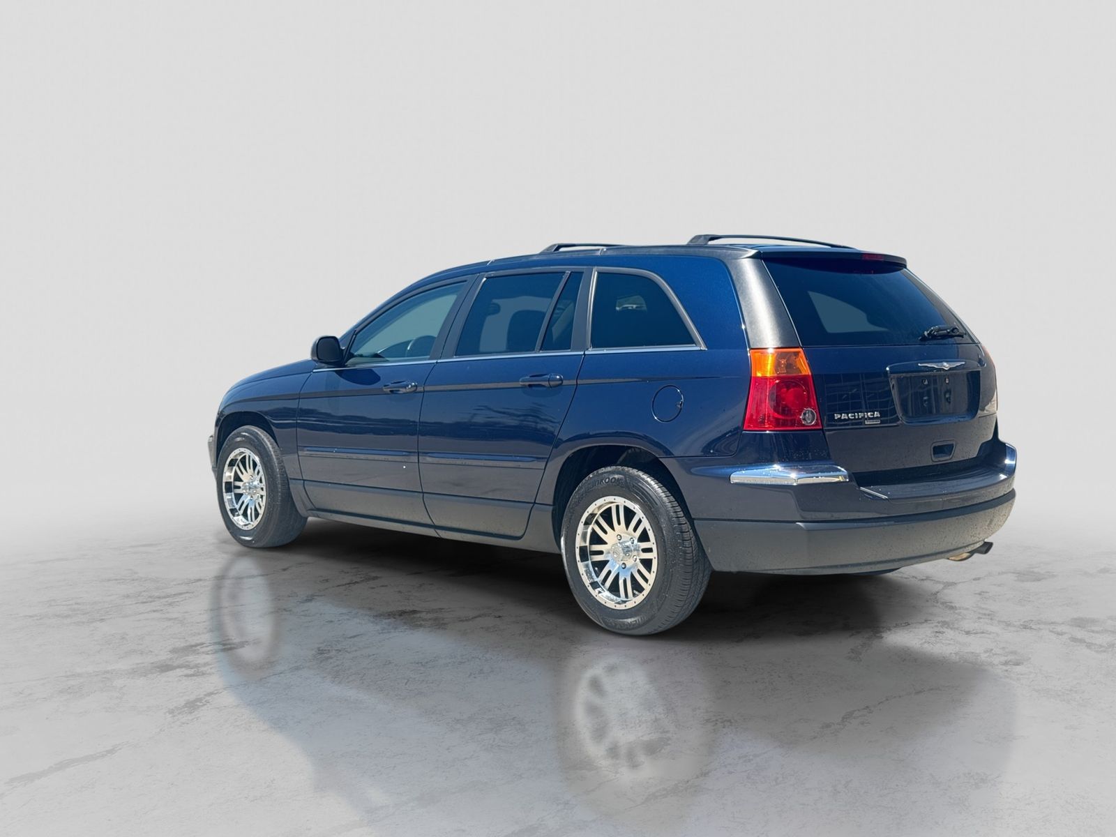 Thumbnail: 2005 Chrysler Pacifica - 3