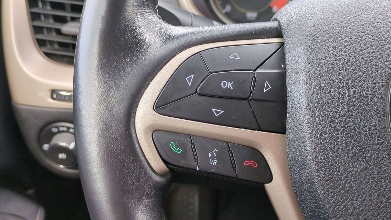 Thumbnail: 2015 Jeep Cherokee - 23