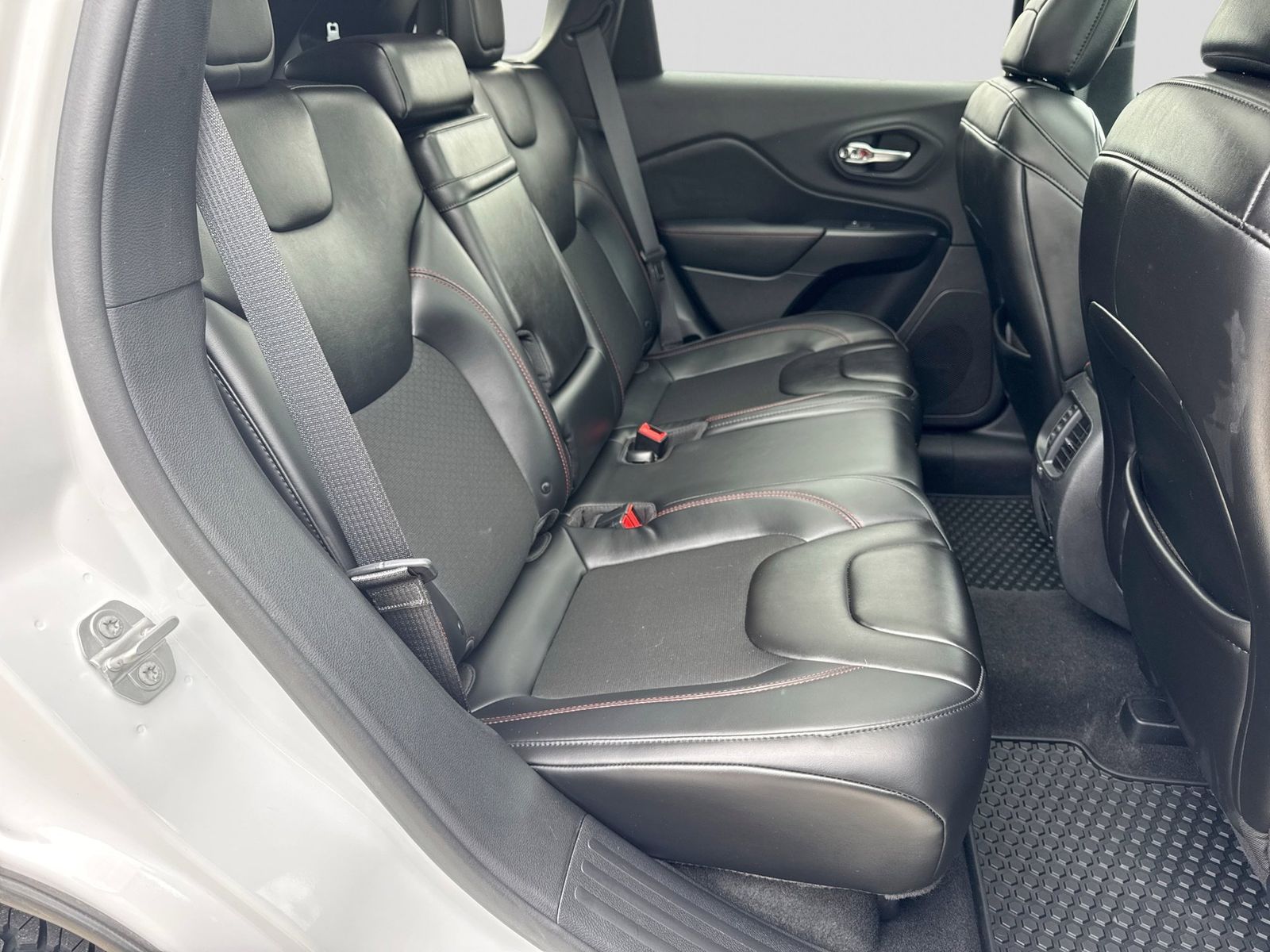 Thumbnail: 2019 Jeep Cherokee - 24