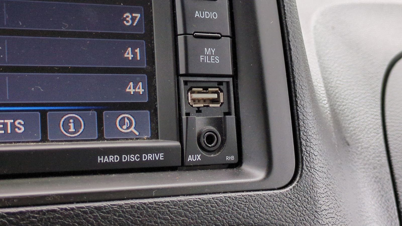 Thumbnail: 2014 Chrysler Town & Country - 33