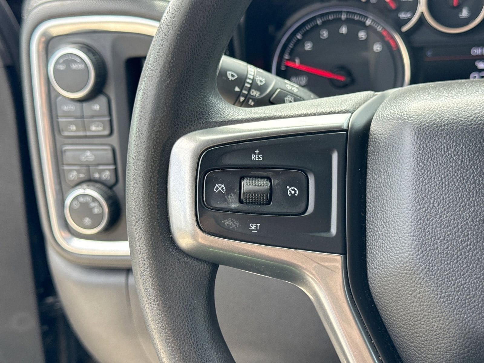 Thumbnail: 2020 Chevrolet Silverado 1500 - 23