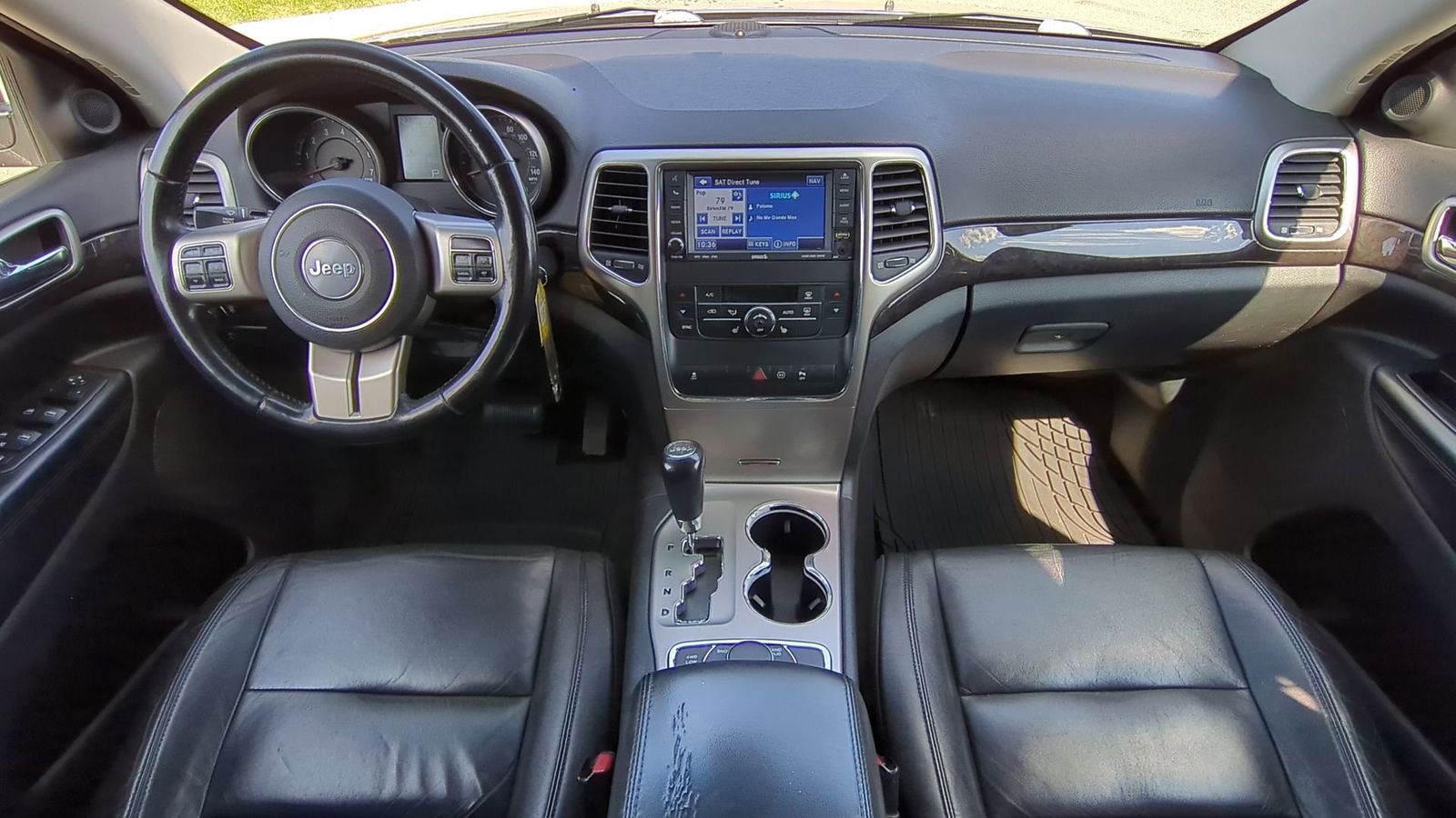 Thumbnail: 2011 Jeep Grand Cherokee - 17