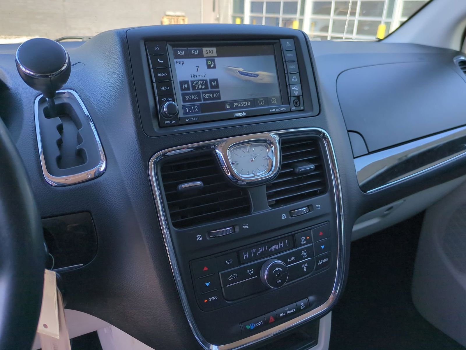 Thumbnail: 2012 Chrysler Town & Country - 32