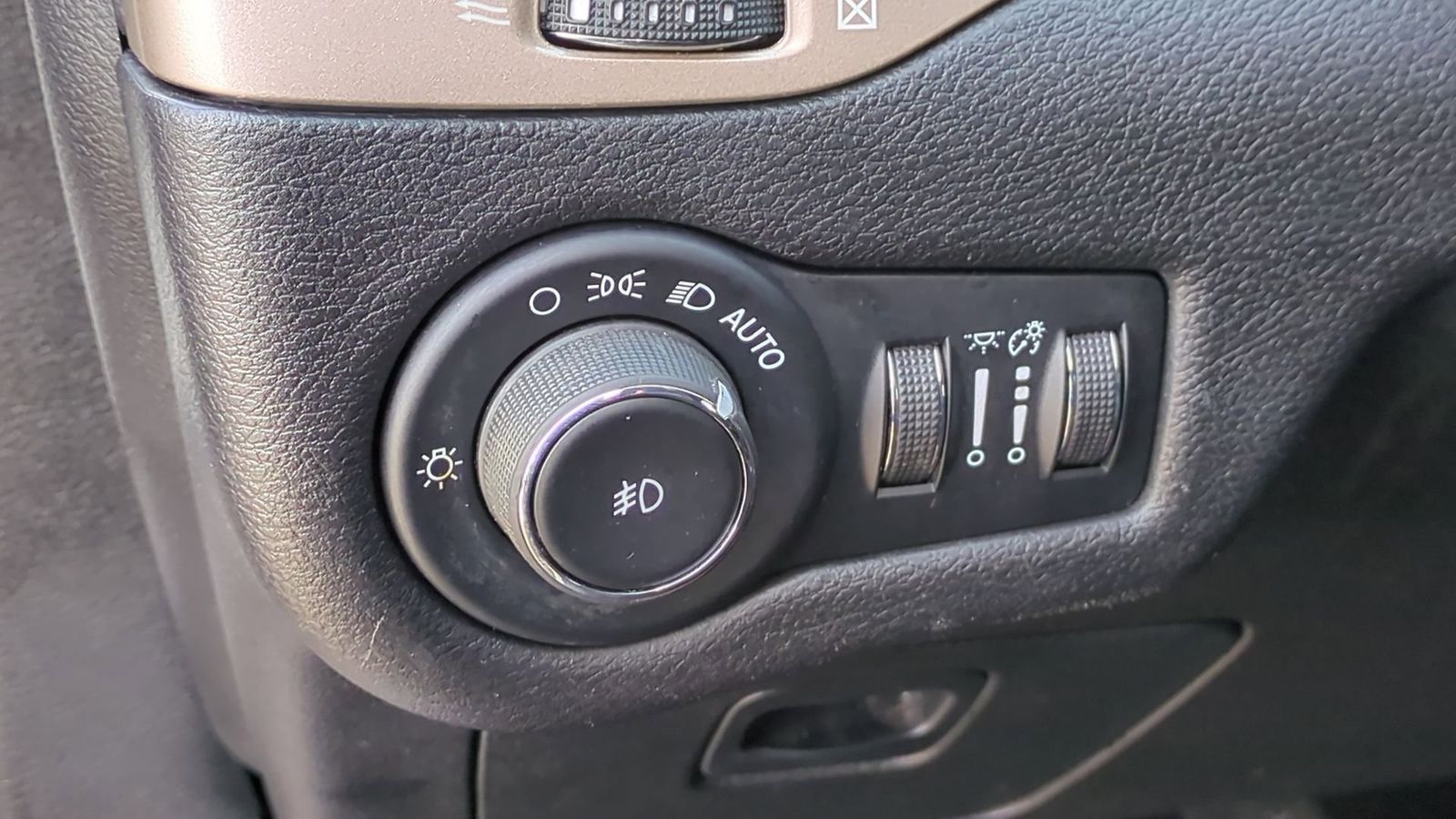 Thumbnail: 2018 Jeep Cherokee - 19