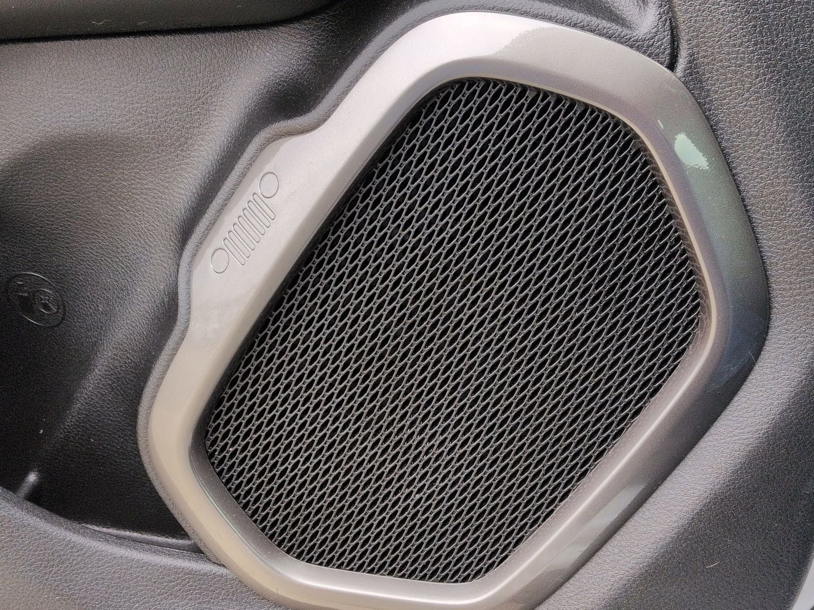 Thumbnail: 2020 Jeep Renegade - 31