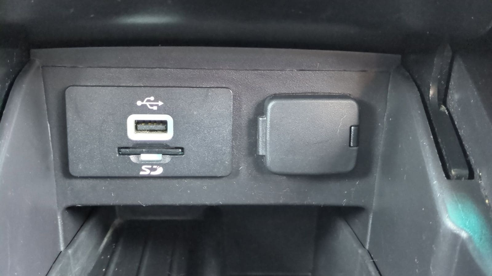 Thumbnail: 2016 Ford Explorer - 30