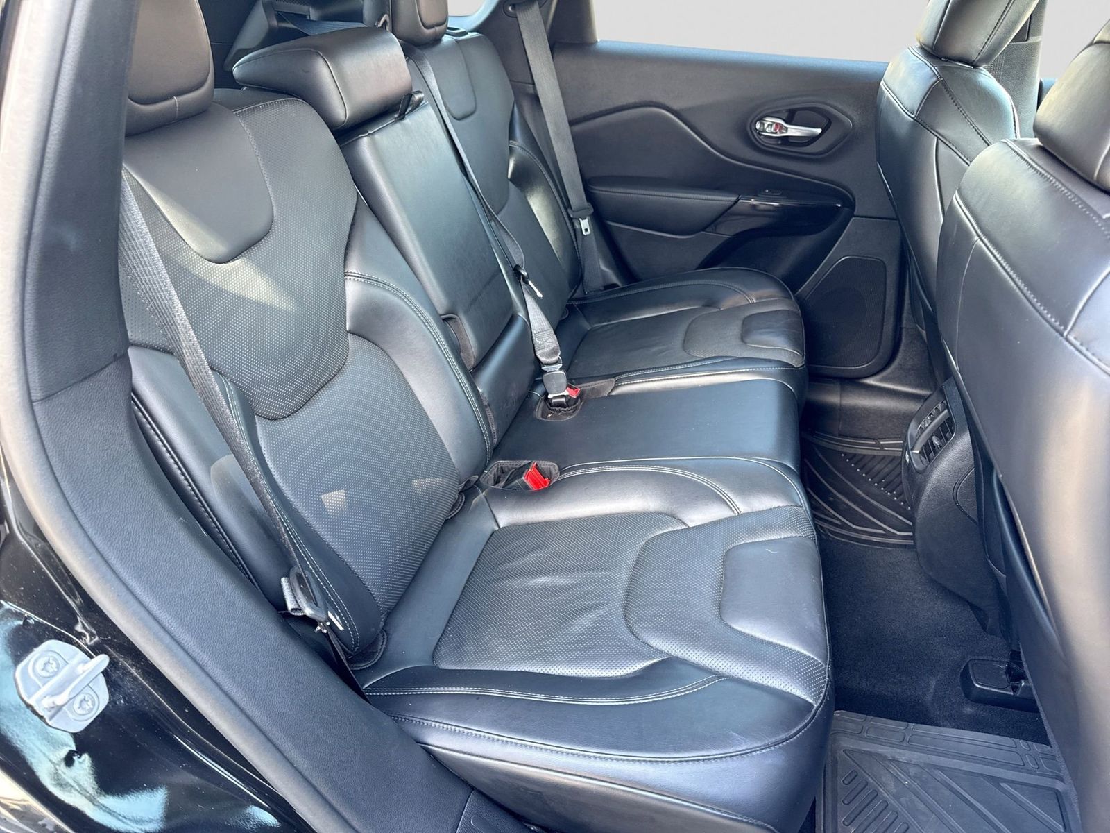 Thumbnail: 2021 Jeep Cherokee - 21