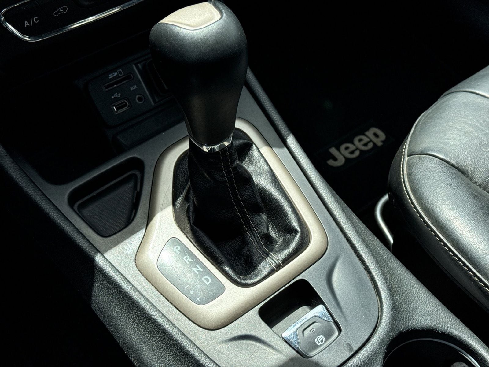 Thumbnail: 2016 Jeep Cherokee - 33