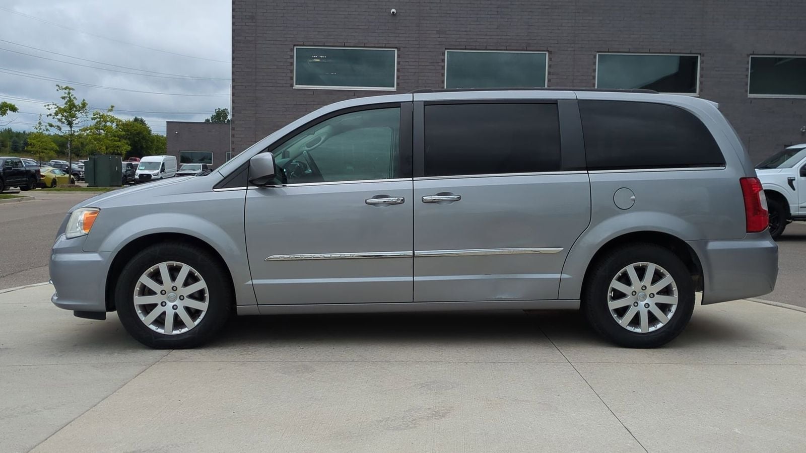 Thumbnail: 2014 Chrysler Town & Country - 3